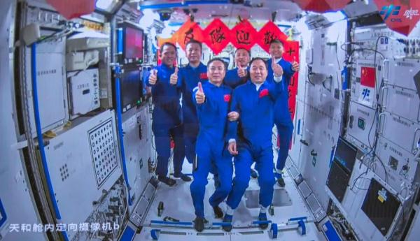 “太空会师”！全家福来了