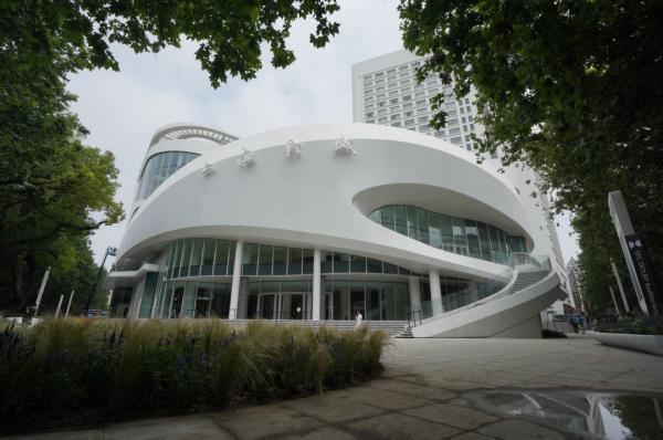 一镜到底!穿梭机带你探营升级归来的上海影城,“千人大厅”也“换肤”啦 一镜到底!穿梭机带你探营升级归来的上海影城,“千人大厅”也“换肤”啦