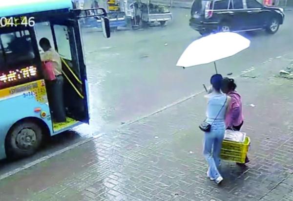 大雨中为陌生人撑伞,自己却被淋湿!广西“最美撑伞女孩”回应:举手之劳 大雨中为陌生人撑伞,自己却被淋湿!广西“最美撑伞女孩”回应:举手之劳