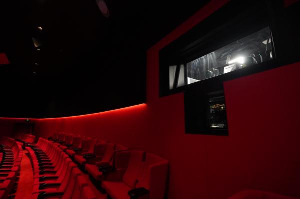 一镜到底!穿梭机带你探营升级归来的上海影城,“千人大厅”也“换肤”啦 一镜到底!穿梭机带你探营升级归来的上海影城,“千人大厅”也“换肤”啦