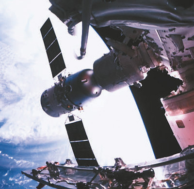 神舟启新程!中国人太空再“会师” 神舟启新程!中国人太空再“会师”