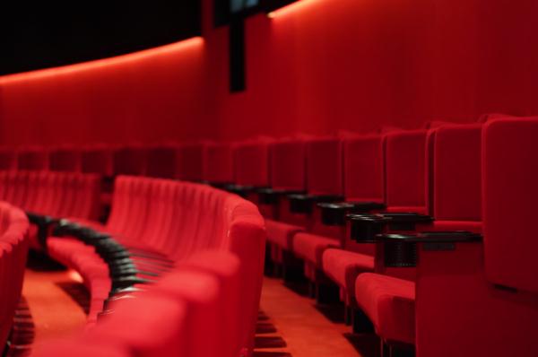 一镜到底!穿梭机带你探营升级归来的上海影城,“千人大厅”也“换肤”啦 一镜到底!穿梭机带你探营升级归来的上海影城,“千人大厅”也“换肤”啦