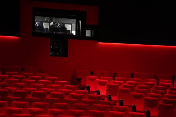 一镜到底!穿梭机带你探营升级归来的上海影城,“千人大厅”也“换肤”啦 一镜到底!穿梭机带你探营升级归来的上海影城,“千人大厅”也“换肤”啦