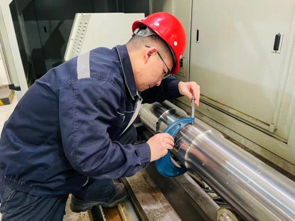 火车车轮竟是这样保养的！