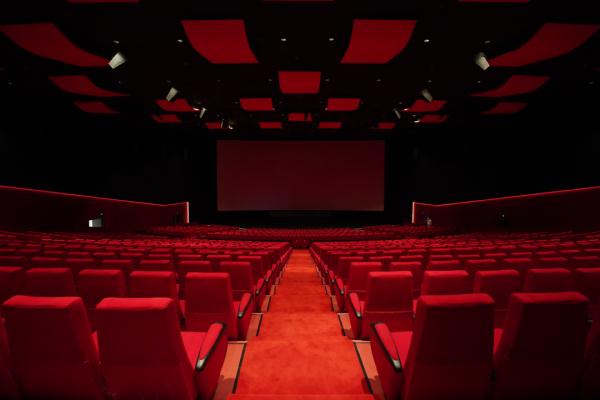 一镜到底!穿梭机带你探营升级归来的上海影城,“千人大厅”也“换肤”啦 一镜到底!穿梭机带你探营升级归来的上海影城,“千人大厅”也“换肤”啦