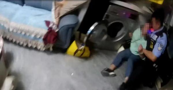 现场直击！实习学警“空手夺白刃”救下自残女子