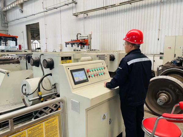 火车车轮竟是这样保养的！