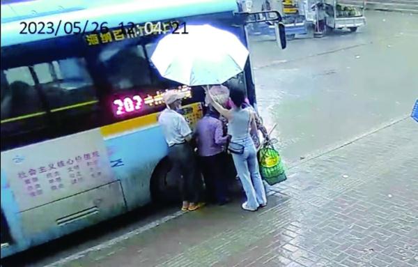 大雨中为陌生人撑伞,自己却被淋湿!广西“最美撑伞女孩”回应:举手之劳 大雨中为陌生人撑伞,自己却被淋湿!广西“最美撑伞女孩”回应:举手之劳