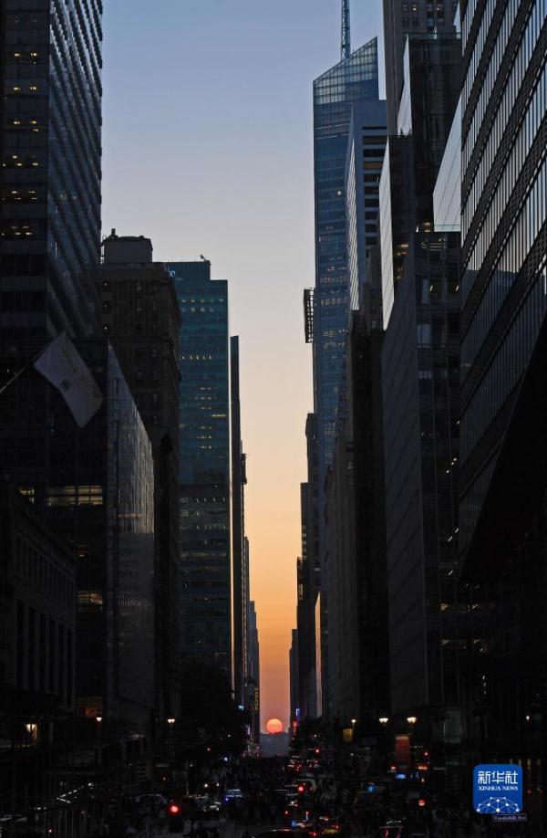 纽约迎来“曼哈顿悬日” 纽约迎来“曼哈顿悬日”