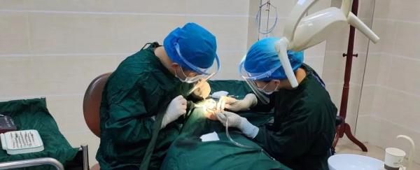 7旬老翁牙龈萎缩，只能吃流食，医生支招→