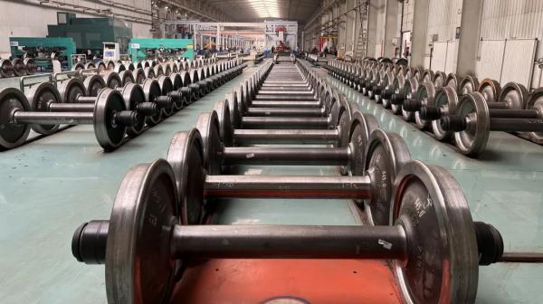 火车车轮竟是这样保养的！