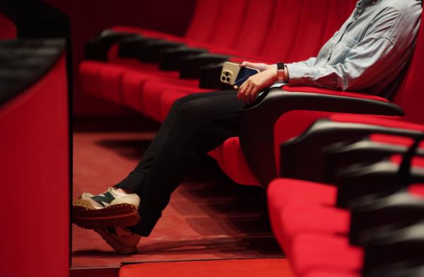 一镜到底!穿梭机带你探营升级归来的上海影城,“千人大厅”也“换肤”啦 一镜到底!穿梭机带你探营升级归来的上海影城,“千人大厅”也“换肤”啦