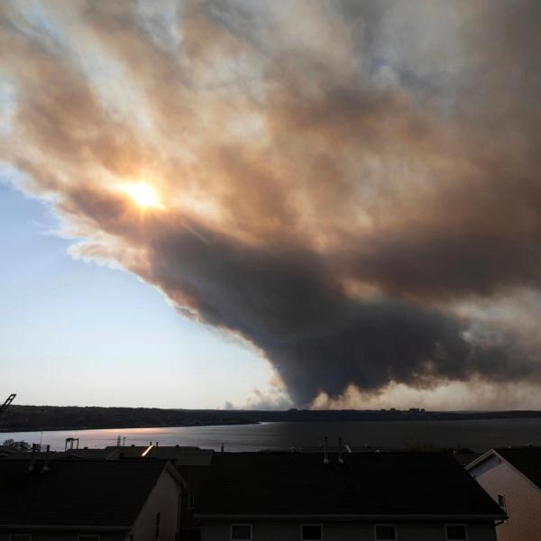 美媒：加拿大山火产生的烟雾正在向美国蔓延，多州发布空气质量警报