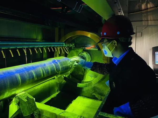 火车车轮竟是这样保养的！