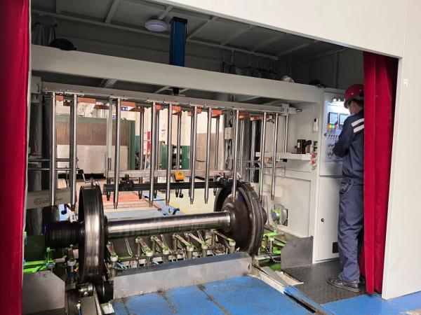 火车车轮竟是这样保养的！