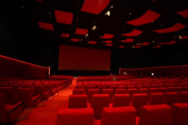 一镜到底!穿梭机带你探营升级归来的上海影城,“千人大厅”也“换肤”啦 一镜到底!穿梭机带你探营升级归来的上海影城,“千人大厅”也“换肤”啦