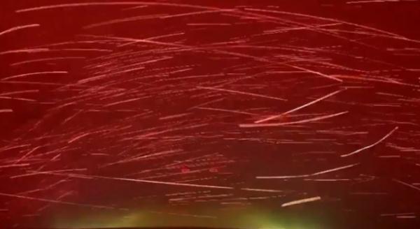 加拿大男子驾车逃离山火：车辆被浓烟包围，火花从玻璃前飘过