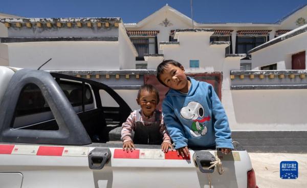 新华全媒+｜国道之行 从雪山奔向大海|洛桑占堆和他的五个家