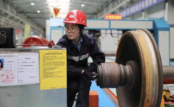 火车车轮竟是这样保养的！