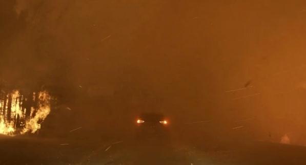 加拿大男子驾车逃离山火：车辆被浓烟包围，火花从玻璃前飘过