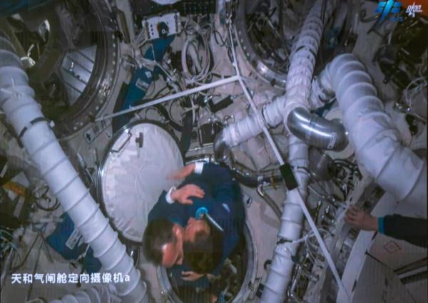 “太空会师”！全家福来了