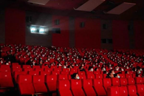 一镜到底!穿梭机带你探营升级归来的上海影城,“千人大厅”也“换肤”啦 一镜到底!穿梭机带你探营升级归来的上海影城,“千人大厅”也“换肤”啦