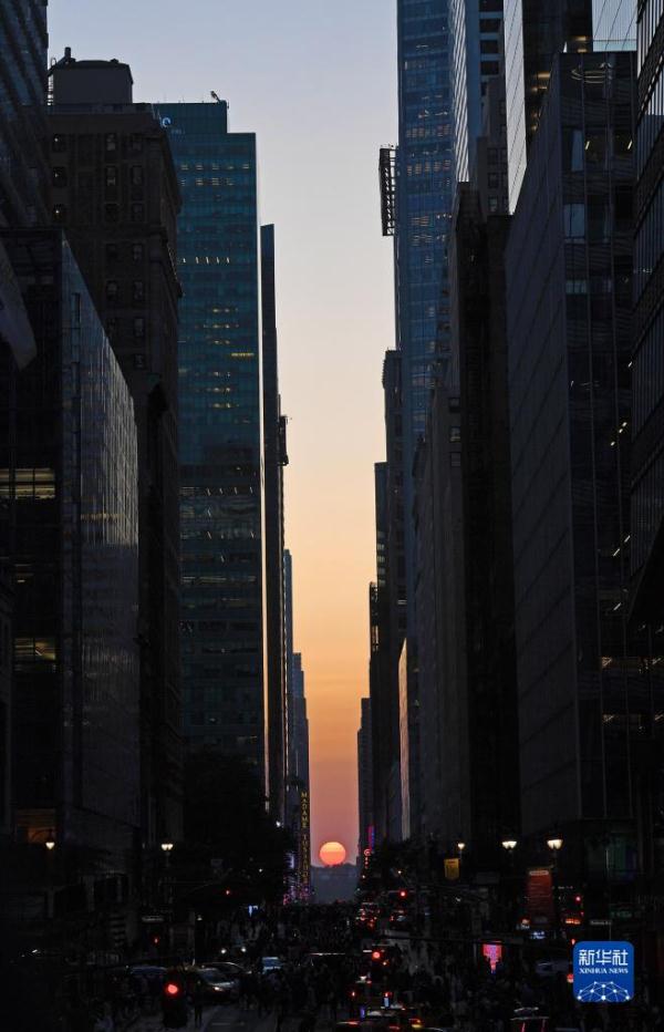 纽约迎来“曼哈顿悬日” 纽约迎来“曼哈顿悬日”