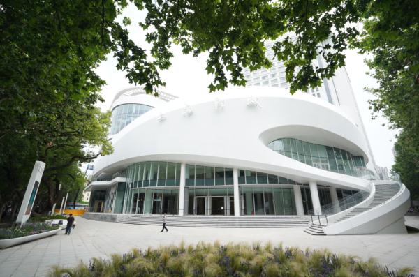 一镜到底!穿梭机带你探营升级归来的上海影城,“千人大厅”也“换肤”啦 一镜到底!穿梭机带你探营升级归来的上海影城,“千人大厅”也“换肤”啦