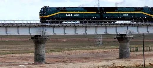 火车车轮竟是这样保养的！