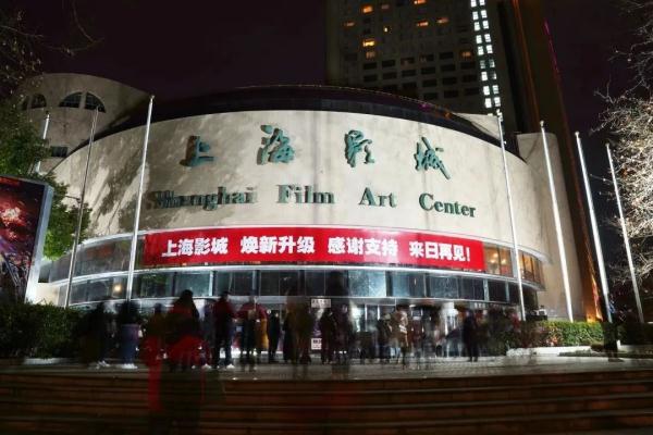 一镜到底!穿梭机带你探营升级归来的上海影城,“千人大厅”也“换肤”啦 一镜到底!穿梭机带你探营升级归来的上海影城,“千人大厅”也“换肤”啦