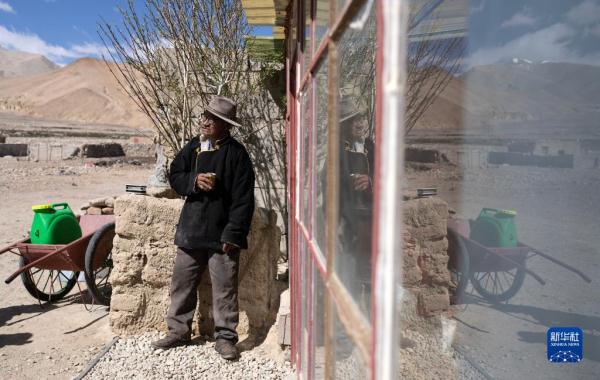 新华全媒+｜国道之行 从雪山奔向大海|洛桑占堆和他的五个家