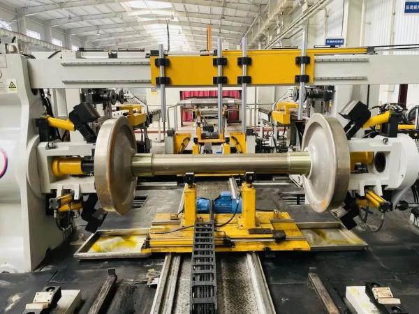 火车车轮竟是这样保养的！