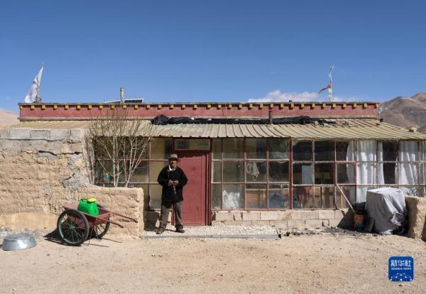 新华全媒+｜国道之行 从雪山奔向大海|洛桑占堆和他的五个家