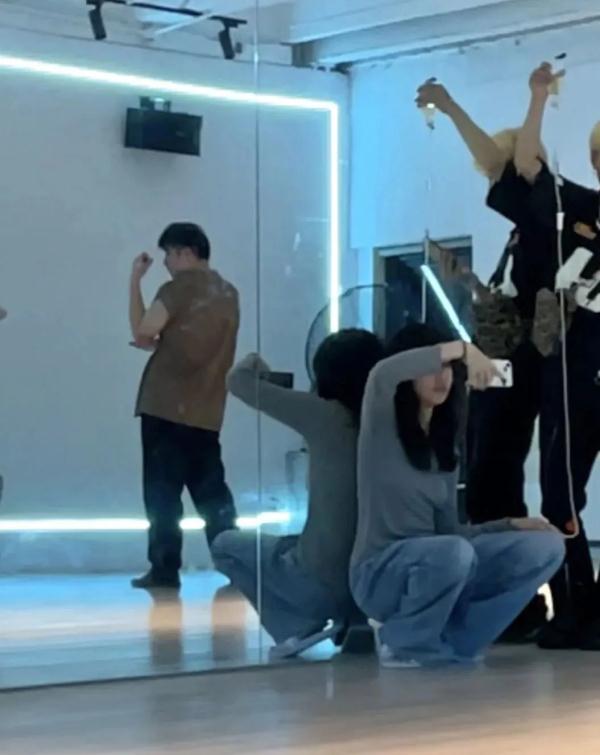 全网关注!上海地铁内,深夜举吊瓶赶地铁的女生找到了 全网关注!上海地铁内,深夜举吊瓶赶地铁的女生找到了