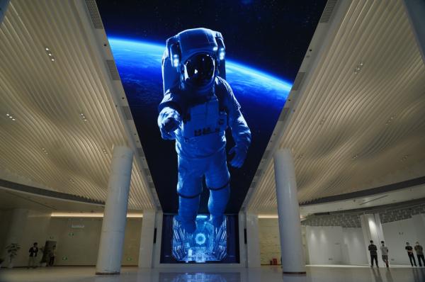 一镜到底!穿梭机带你探营升级归来的上海影城,“千人大厅”也“换肤”啦 一镜到底!穿梭机带你探营升级归来的上海影城,“千人大厅”也“换肤”啦