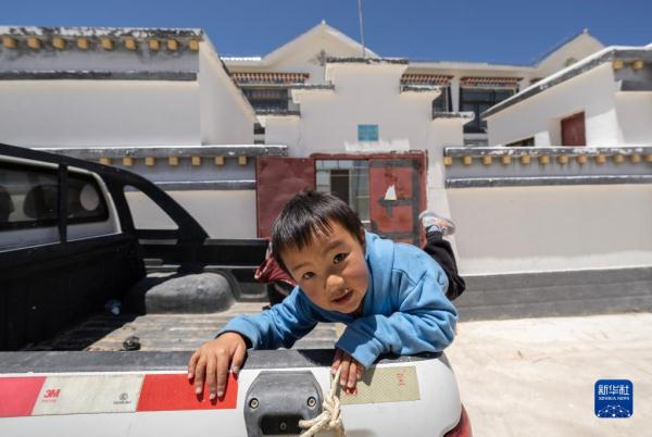 新华全媒+｜国道之行 从雪山奔向大海|洛桑占堆和他的五个家