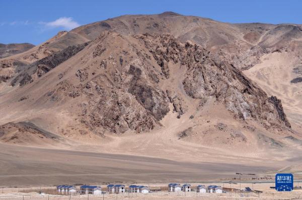 新华全媒+｜国道之行 从雪山奔向大海|洛桑占堆和他的五个家