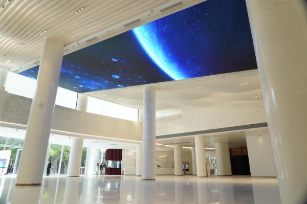 一镜到底!穿梭机带你探营升级归来的上海影城,“千人大厅”也“换肤”啦 一镜到底!穿梭机带你探营升级归来的上海影城,“千人大厅”也“换肤”啦