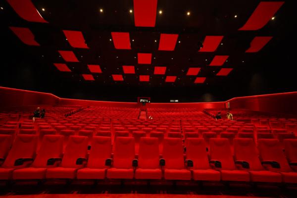 一镜到底!穿梭机带你探营升级归来的上海影城,“千人大厅”也“换肤”啦 一镜到底!穿梭机带你探营升级归来的上海影城,“千人大厅”也“换肤”啦