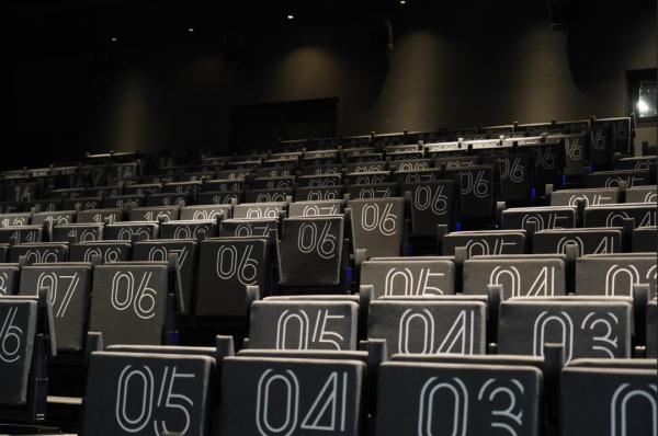 一镜到底!穿梭机带你探营升级归来的上海影城,“千人大厅”也“换肤”啦 一镜到底!穿梭机带你探营升级归来的上海影城,“千人大厅”也“换肤”啦