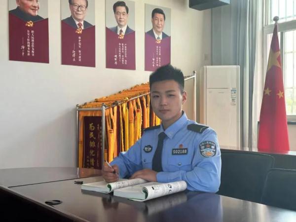 现场直击！实习学警“空手夺白刃”救下自残女子