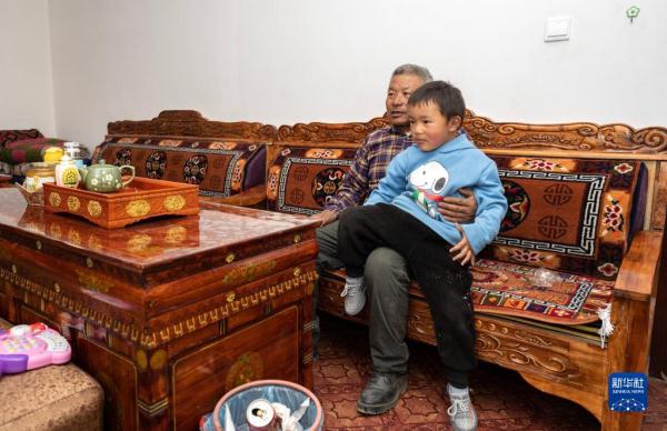 新华全媒+｜国道之行 从雪山奔向大海|洛桑占堆和他的五个家