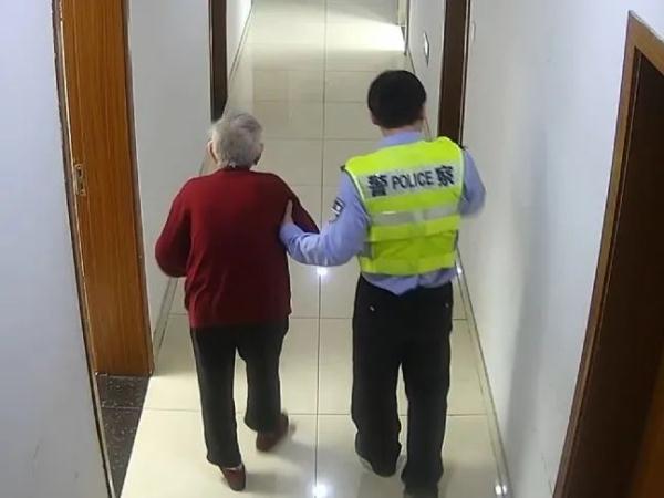 耄耋老人：“警察真好！”