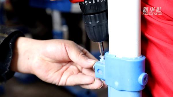 统一高度的课桌椅能否适应差异化的中小学生身高？