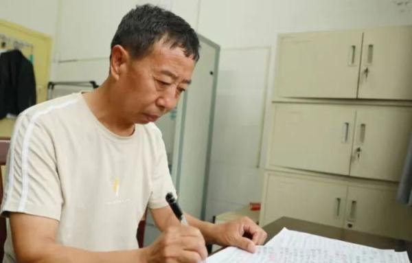 有梦想了不起！56岁保安出版40万字长篇小说