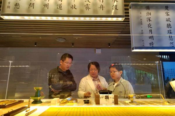 西安:建设工地上的儿童节 西安:建设工地上的儿童节