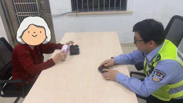 耄耋老人：“警察真好！”