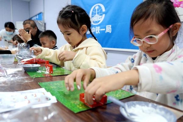 西安:建设工地上的儿童节 西安:建设工地上的儿童节