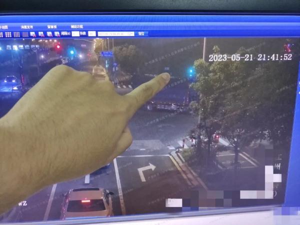 “绝望的小偷”遇到豪华抓捕阵容…“你们不要过来！”