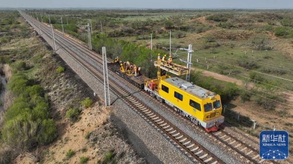太锡铁路内蒙古段架线忙